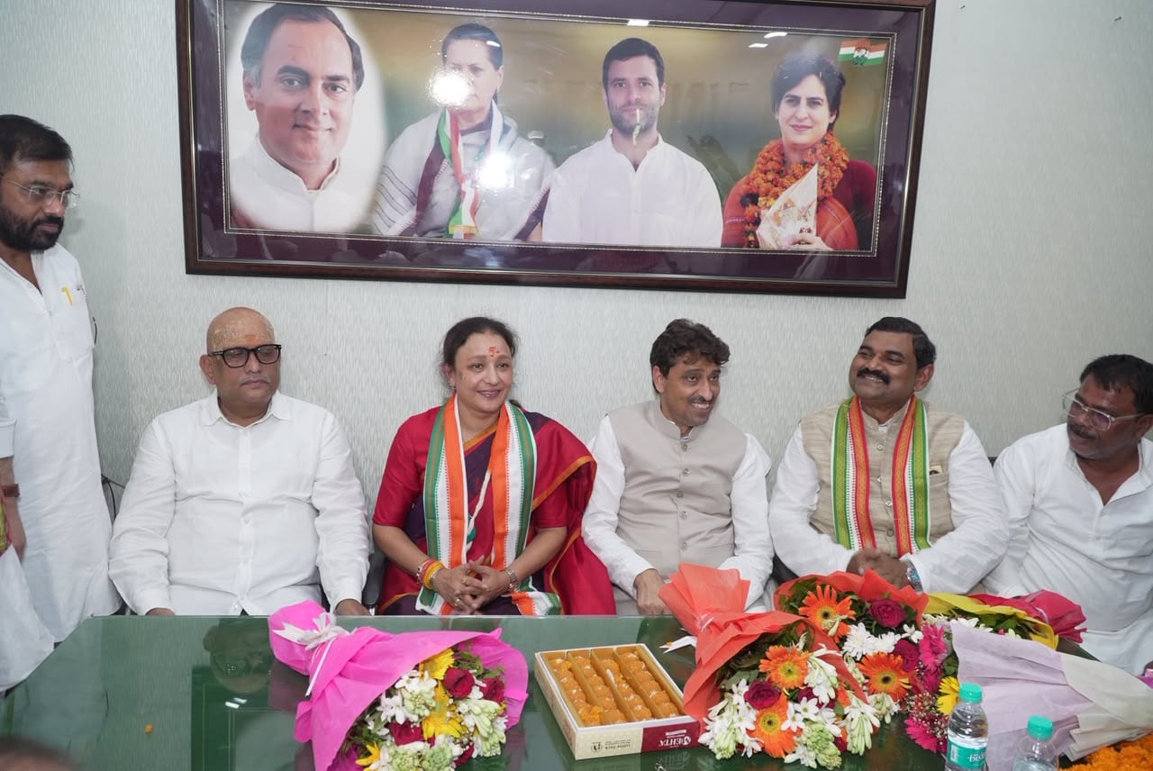 पदभार ग्रहण करने के दौरान आराधना मिश्रा और अजय राय समेत मंच पर मौजूद कांग्रेस नेता 