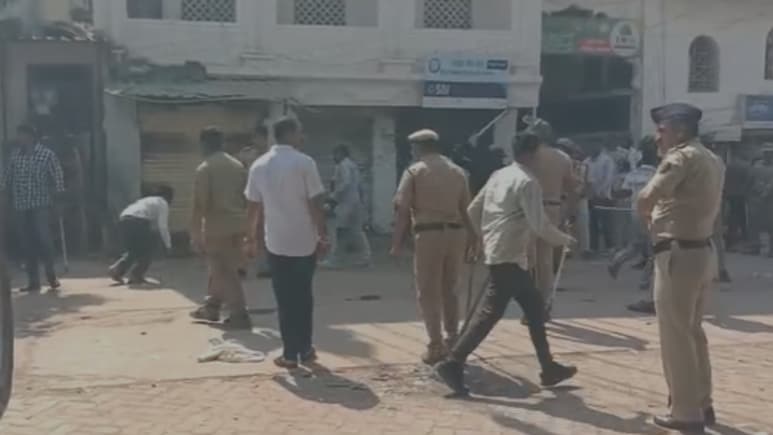 मस्जिद के सामने से RSS जुलूस निकालने पर बवाल, महिलाओं को बैठाकर किया विरोध; पत्थरबाजी के बाद पुलिस लाठीचार्ज