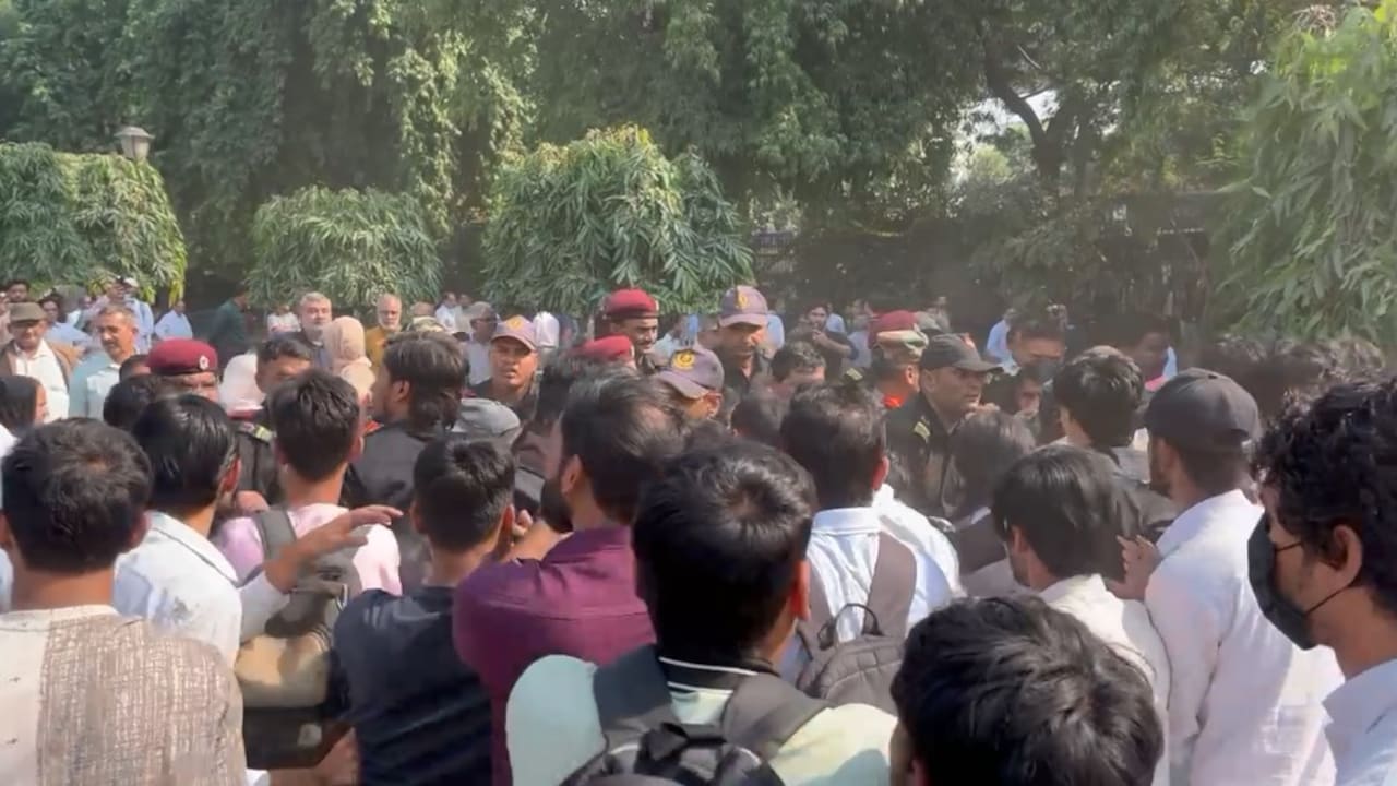 Jamia Millia Islamia Students, Guards Clash During Protest, Classes Moved Online