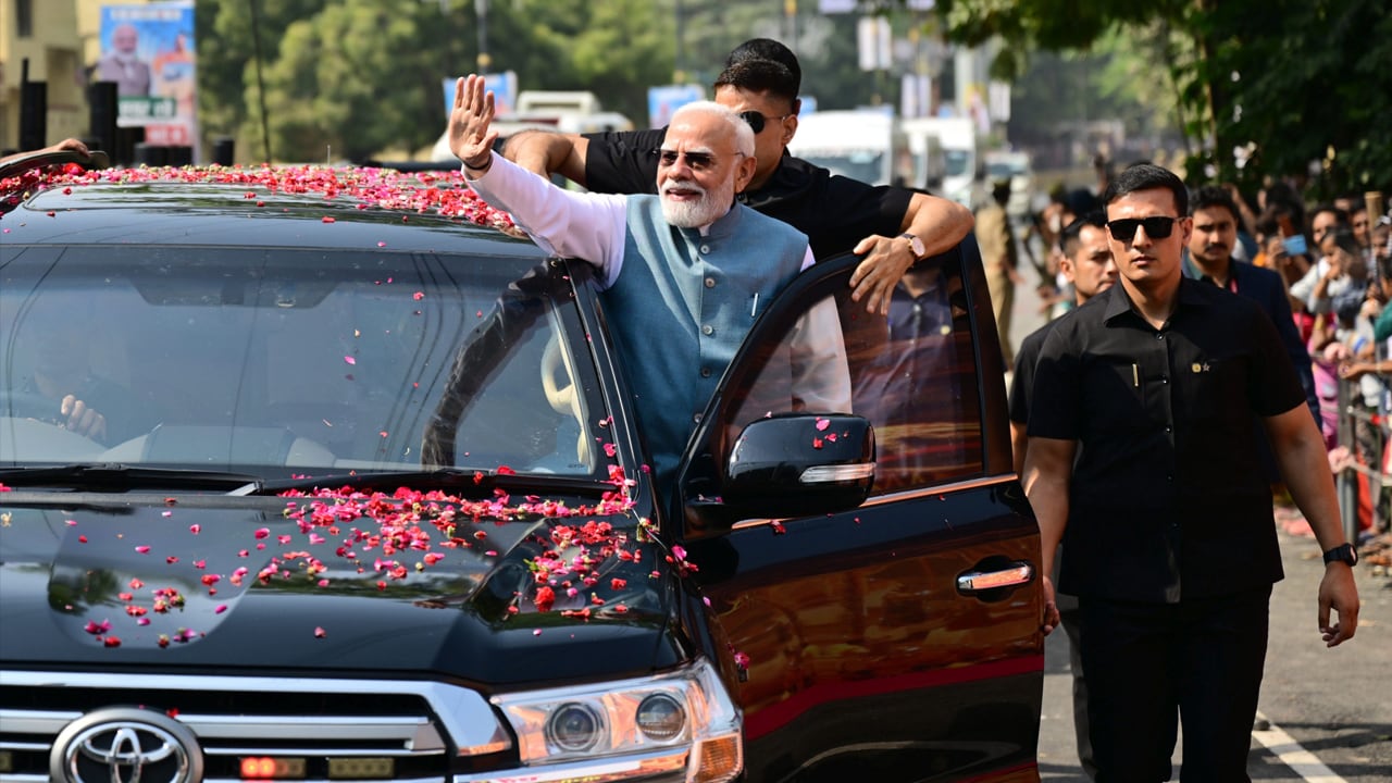 PM Modi's Mega Varanasi Roadshow Draws Massive Crowds Amid 'Har Har Mahadev' Chants