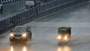 दिल्ली NCR में फिर लौटी बारिश, आंधी आने का भी IMD अलर्ट, राजधानी में घने बादलों के बीच बदला मौसम