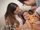 बच्चे को गुदगुदी करने से क्या होता है? Parenting Expert ने बताया छोटे बच्चों के गुदगुदी करनी चाहिए या नहीं