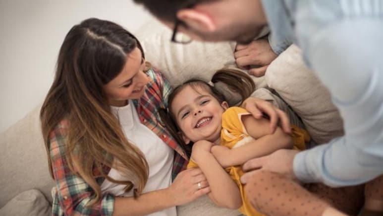 बच्चे को गुदगुदी करने से क्या होता है? Parenting Expert ने बताया छोटे बच्चों के गुदगुदी करनी चाहिए या नहीं