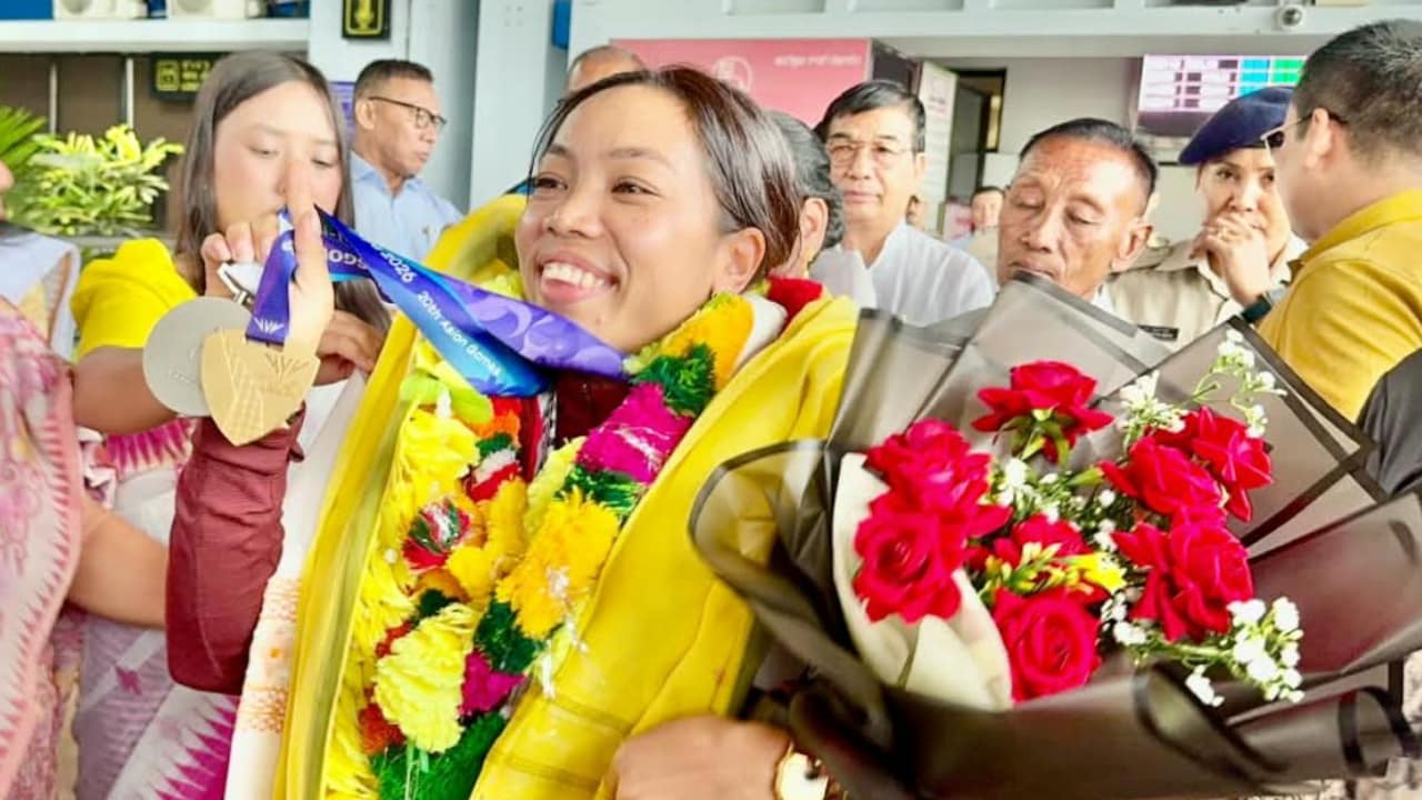 मीराबाई चानू का मणिपुर लौटते ही हुआ जोरदार स्वागत, मां को दिया जीत का श्रेय, बताया अगला टारगेट