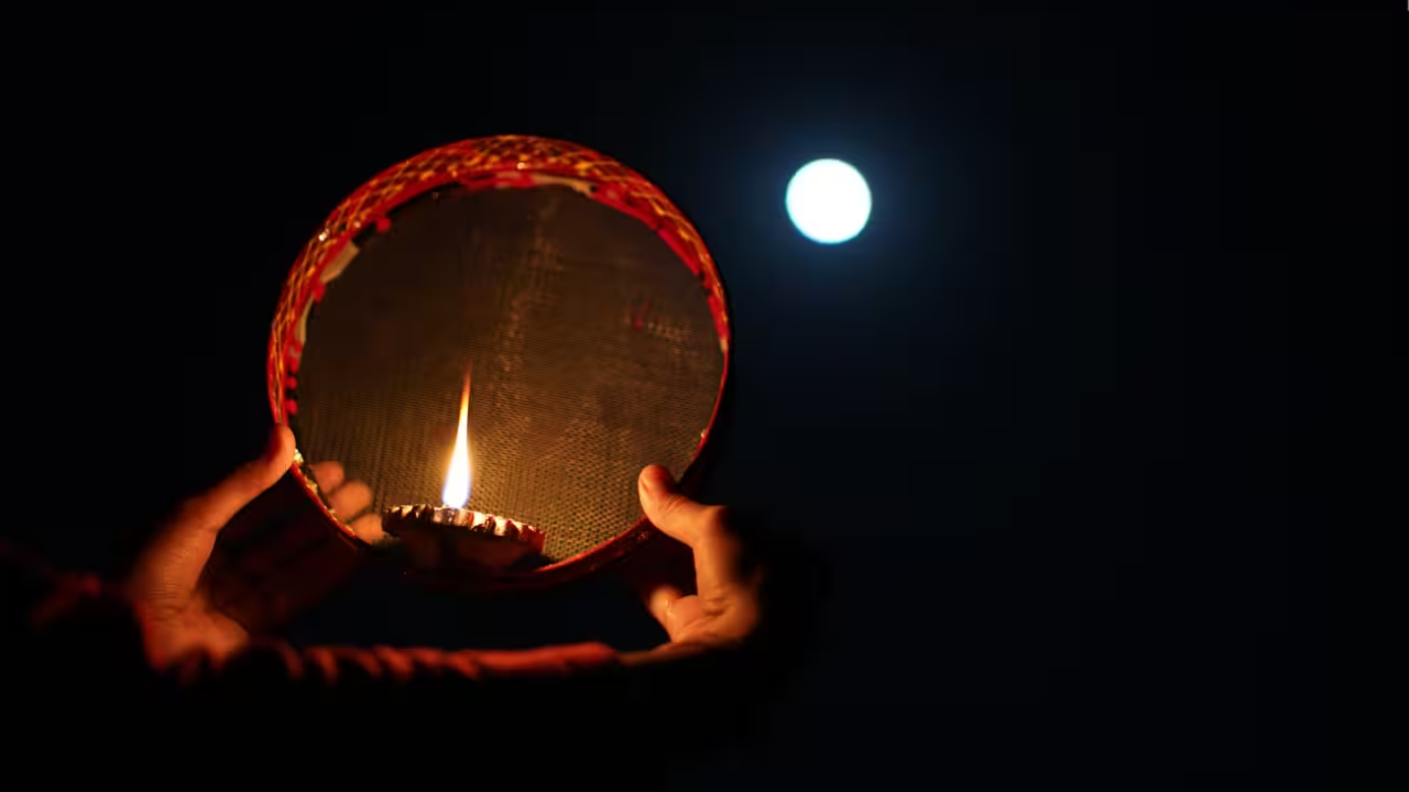 करवा चौथ पर कल कितने बजे दिखेगा चांद? जानें दिल्ली, नोएडा, लखनऊ और पटना समेत बड़े शहरों का समय