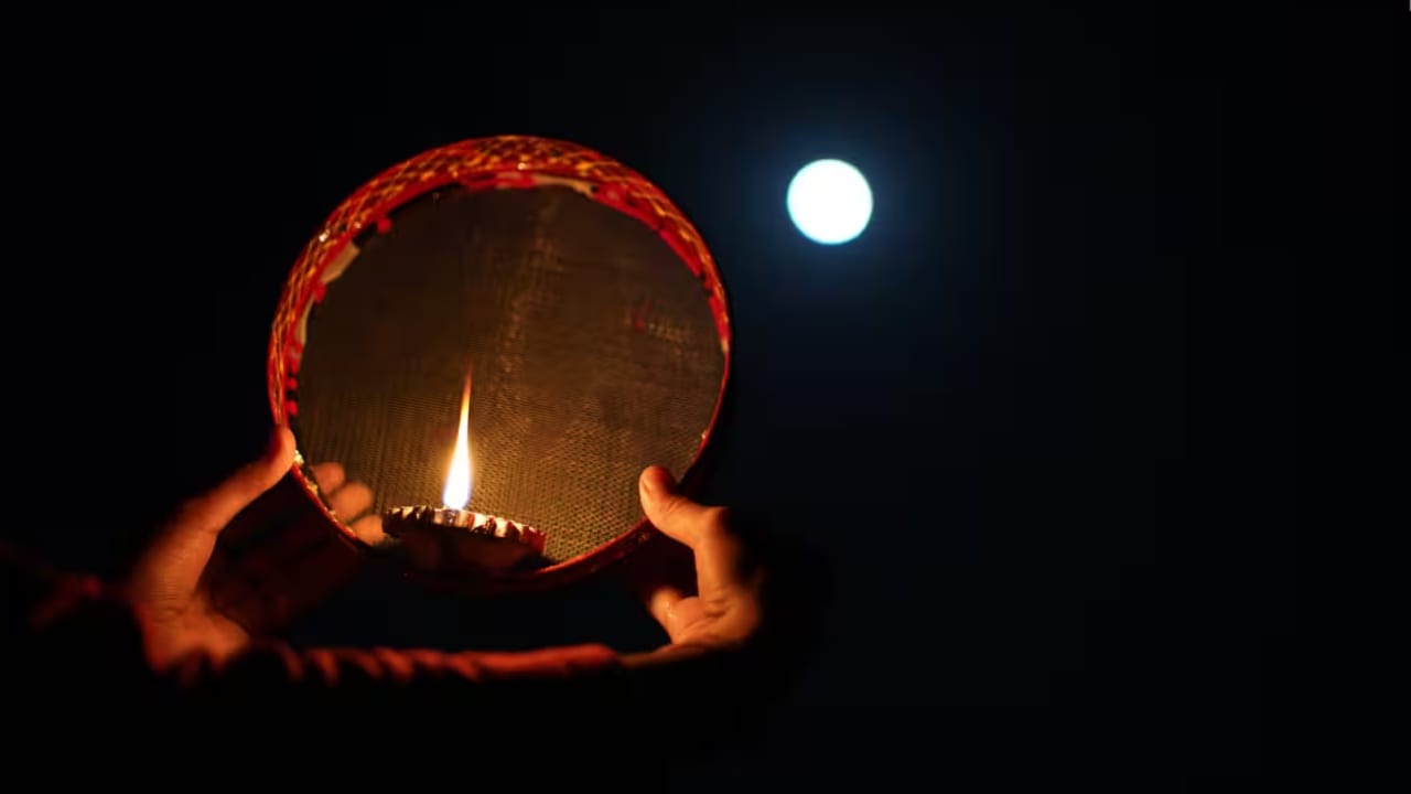 करवा चौथ पर कल कितने बजे दिखेगा चांद? जानें दिल्ली, नोएडा, लखनऊ और पटना समेत बड़े शहरों का समय