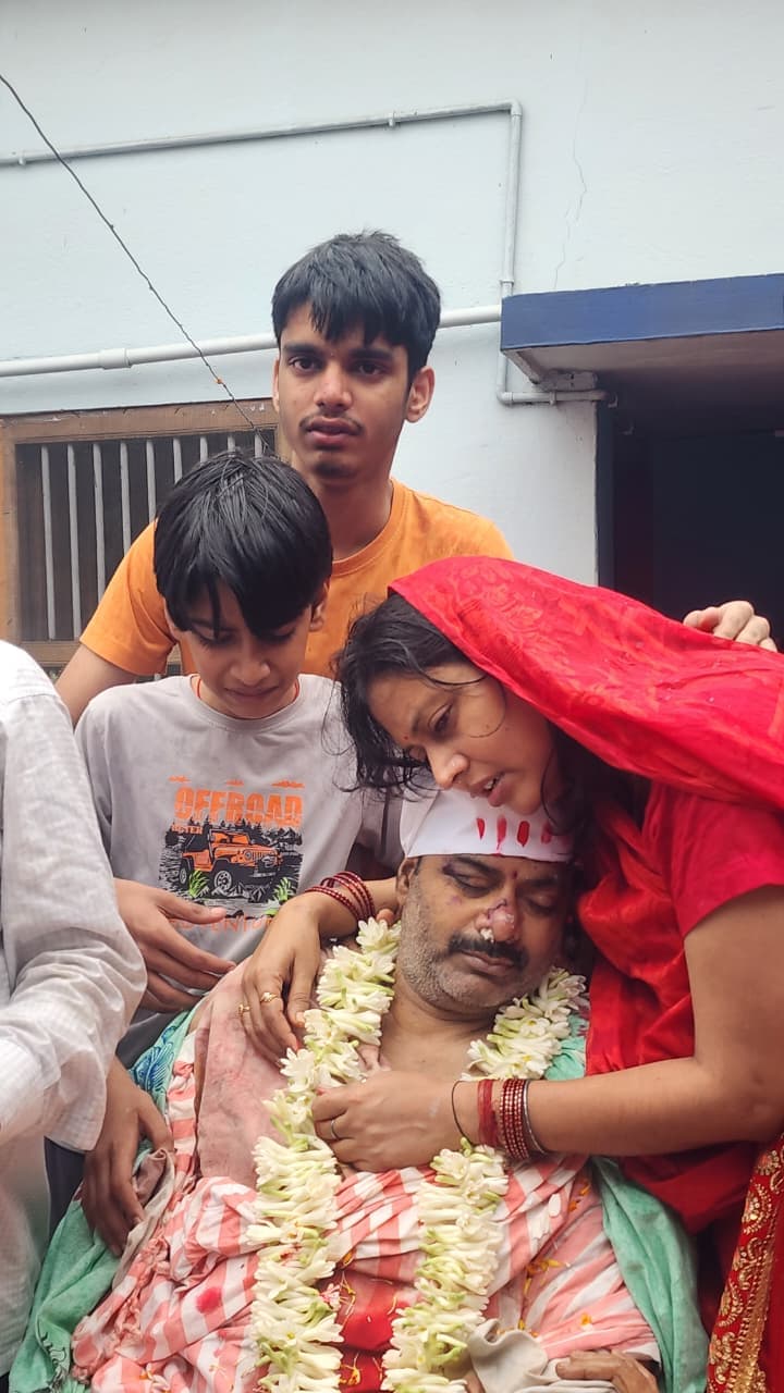 बबलू विश्वास के शव के साथ बेसुध पत्नी और बच्चे.