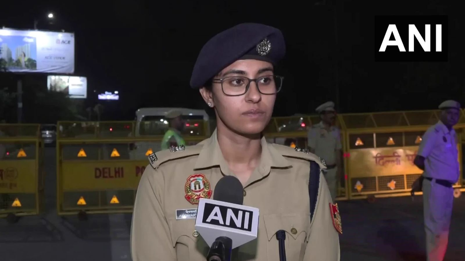 IPS Aishwarya Singh Delhi Police ADCP Lady Singham video Viral During Protest IPS Aishwarya Singh Delhi Police ADCP Lady Singham video Viral During Protest