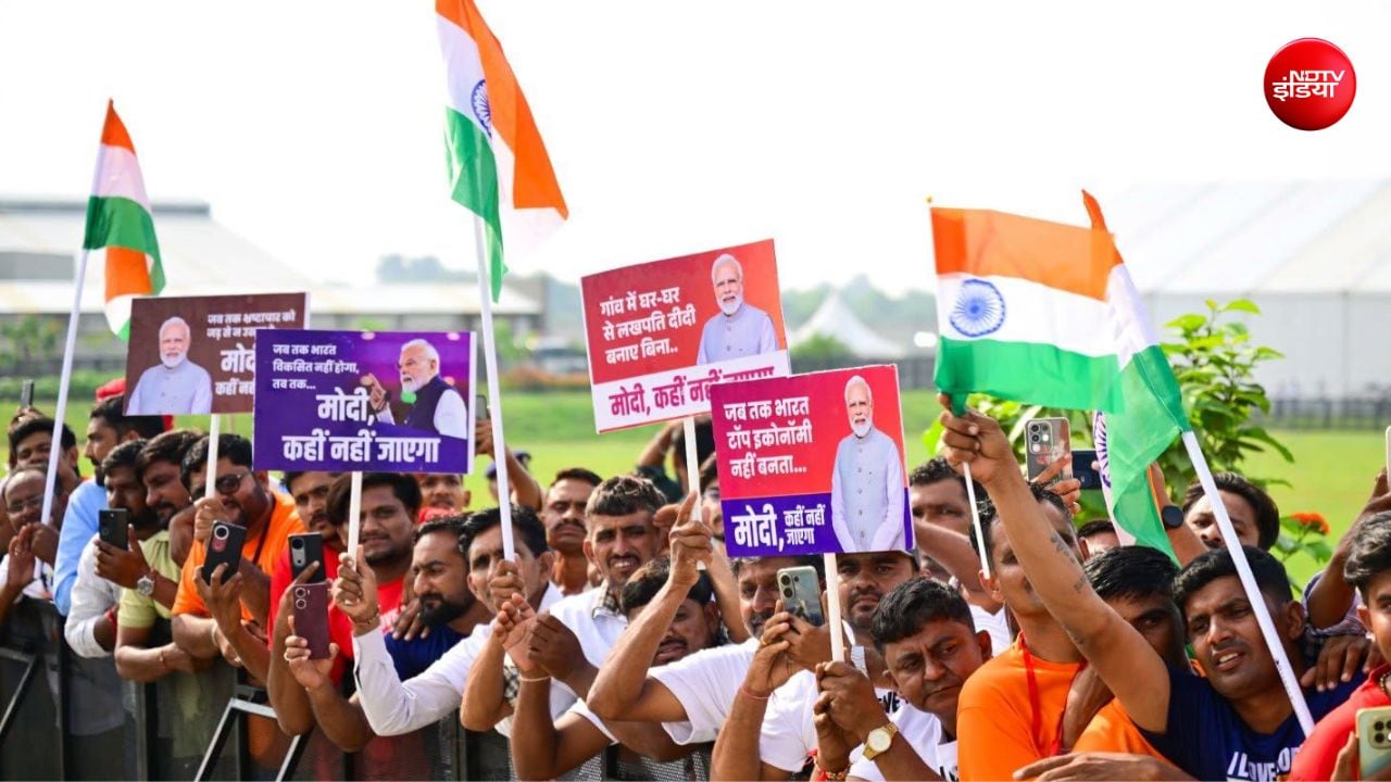 मोदी कहीं नहीं जाएगा लिखे पोस्टर लिए दिखे लोग मोदी कहीं नहीं जाएगा लिखे पोस्टर लिए दिखे लोग