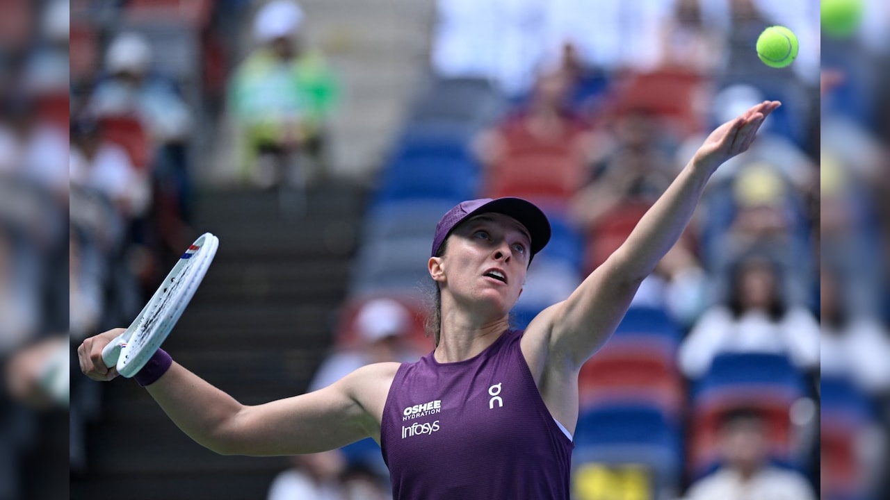 Iga Swiatek advances to the Wuhan Open round of 16 after straight-sets win