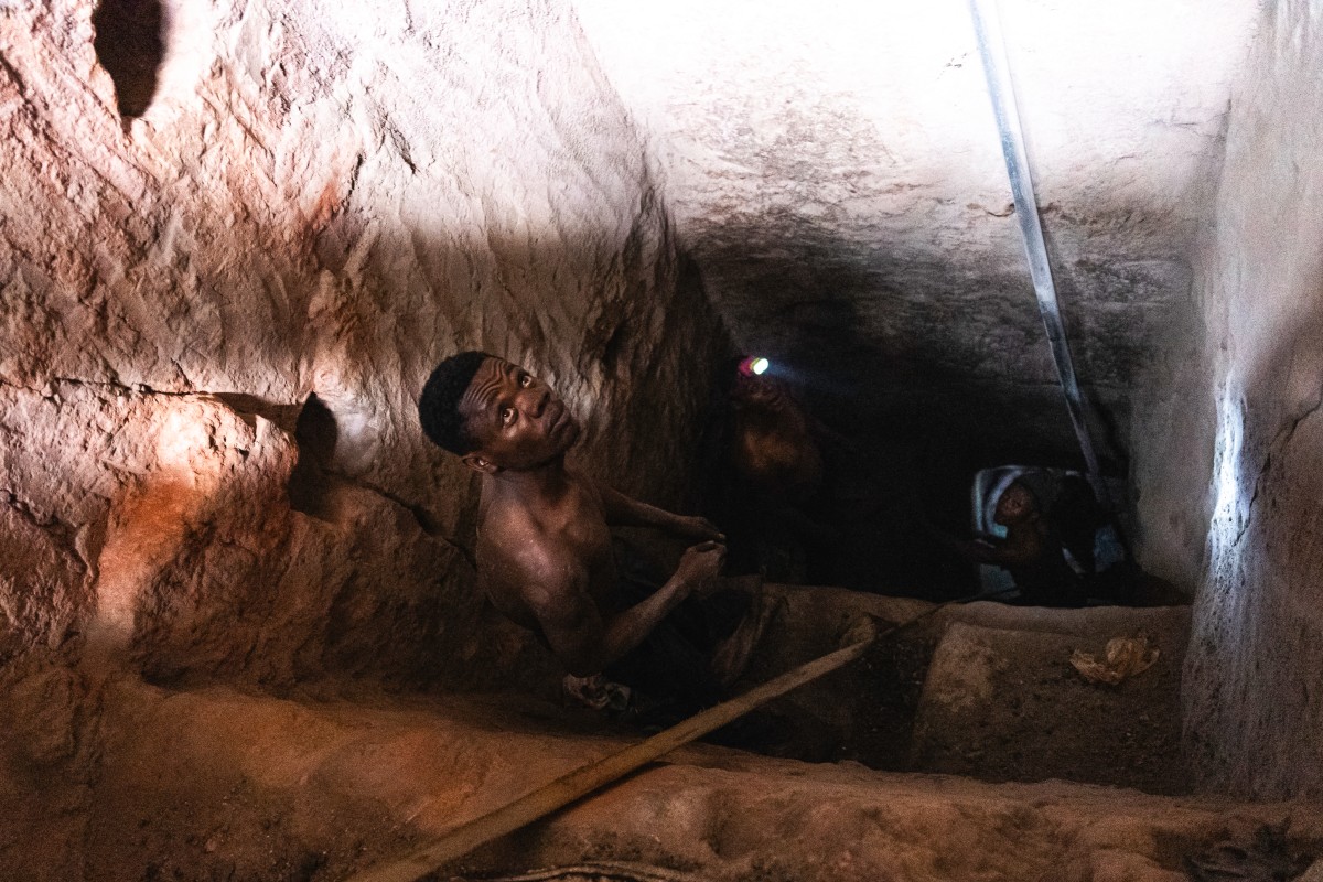 Artisanal miners pass bags of copper ore to one another in a human chain inside the 110-metre-deep mine shaft in Kolwezi. Artisanal miners pass bags of copper ore to one another in a human chain inside the 110-metre-deep mine shaft in Kolwezi.