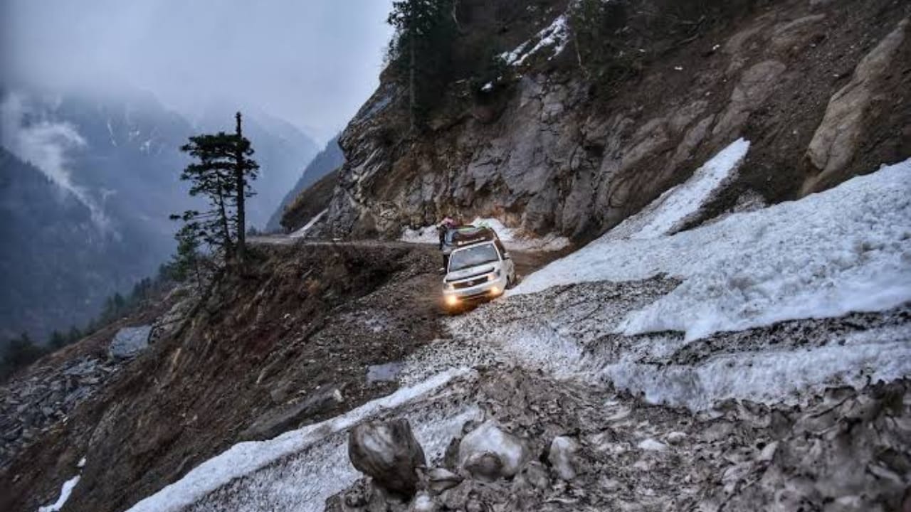 लॉन्ग वीकेंड पर पहाड़ों पर जा रहे हैं? कार चलाते समय इन बातों का रखें ध्यान