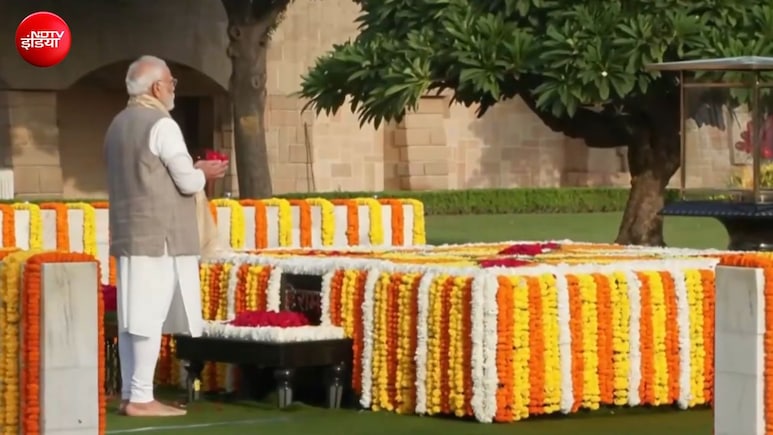 बापू को नमन... राजघाट पहुंचे PM मोदी, बिरला, रेखा गुप्ता सहित कई नेता, शास्त्री को भी किया जा रहा याद
