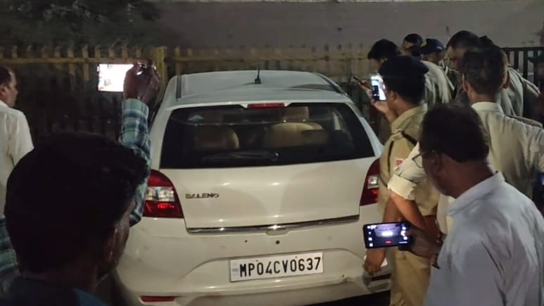 MP में एक साथ जली बाप और बेटों की चिताएं, यूपी में मां ने बेटा-बेटी के साथ कुएं में कूदकर दी जान
