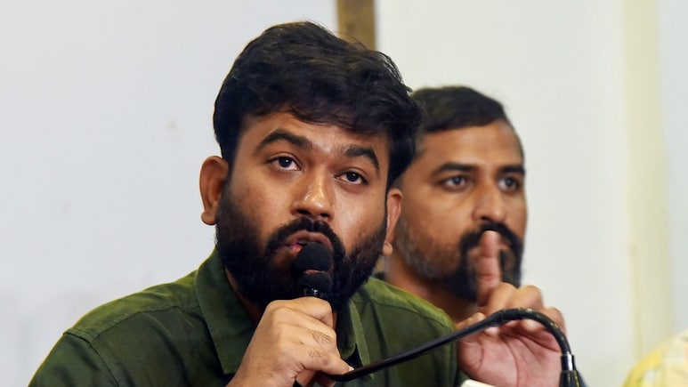 मैं गिरफ्तार होने को तैयार, लेकिन लोकतंत्र बचाने के लिए लड़ता रहूंगा... दिल्ली रवाना होने से पहले बोले दीपके