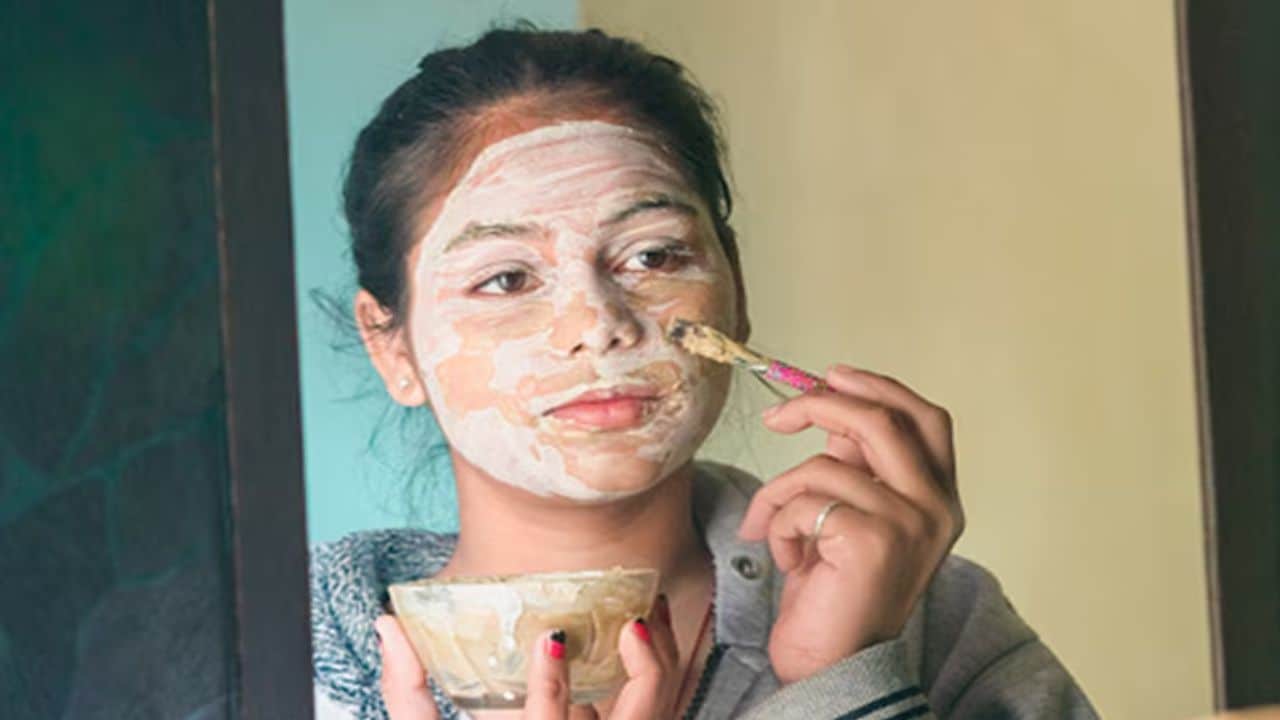 करवा चौथ पर चेहरे पर तुरंत ग्लो पाने के लिए क्या लगाएं? एक्सपर्ट ने बताया Instant Glow के लिए घर पर फेस पैक बनाने का तरीका
