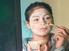 करवा चौथ पर चेहरे पर तुरंत ग्लो पाने के लिए क्या लगाएं? एक्सपर्ट ने बताया घर पर फेस पैक बनाने का तरीका