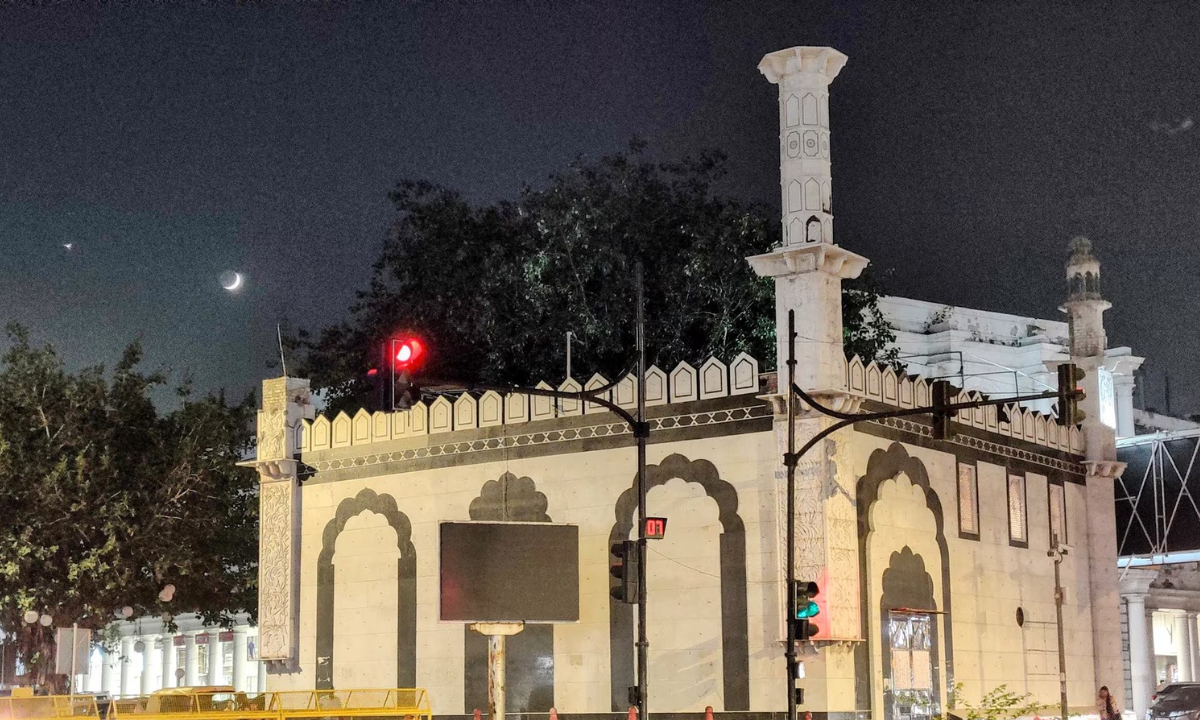 बिजली-पानी बंद, गेट पर सरकारी बोर्ड... रेस कोर्स मस्जिद को लेकर क्या है पूरा विवाद?