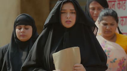 आम्रपाली दुबे की ‘रोजा' का आया ट्रेलर, नवजात के साथ घर से निकाली मां का दिखा संघर्ष, फैंस बोले- दमदार