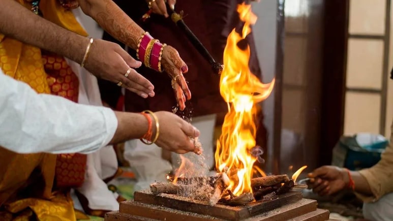 Navratri Hawan: अष्टमी-नवमी पर घर में कैसे करें हवन? जानें सामग्री, विधि और मां दुर्गा के मंत्र