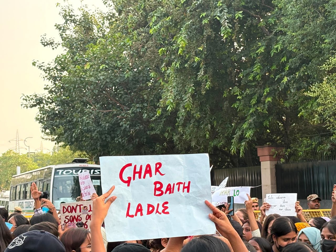 दिल्ली में सड़कों पर उतरी महिलायें. दिल्ली में सड़कों पर उतरी महिलायें.
