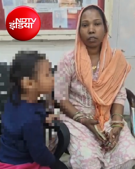 परिजन के साथ बच्ची परिजन के साथ बच्ची