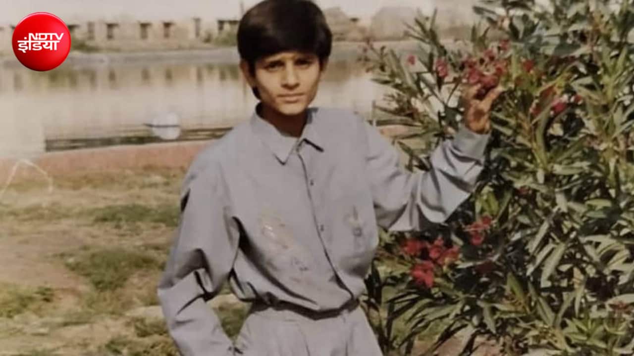 न हीरो वाला लुक, न चेहरे पर रौब...फूलों के बीच खड़ा ये मासूम बच्चा आज है करोड़ों दिलों की जान, कहलाता है OTT का ‘बच्चन’, पहचाना कौन?