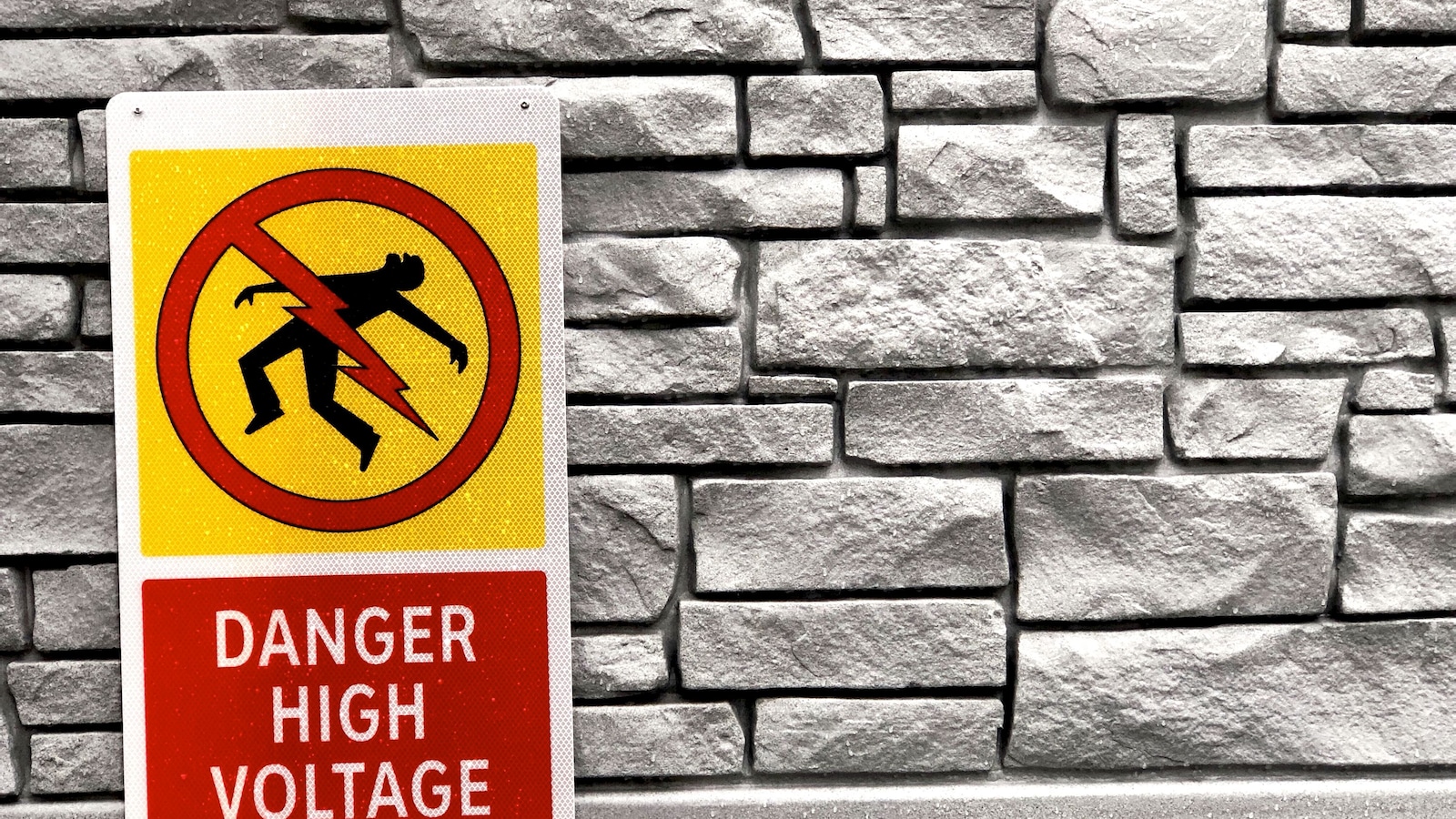 MP Shocker: Man Dies After Spitting Gutkha From Balcony Near 11kV High ...