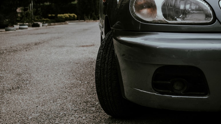 Roadside Scam In Mumbai? Man Blocks Car, Claims His Toes Were Run Over; Demands Rs 6,000 | Viral Post