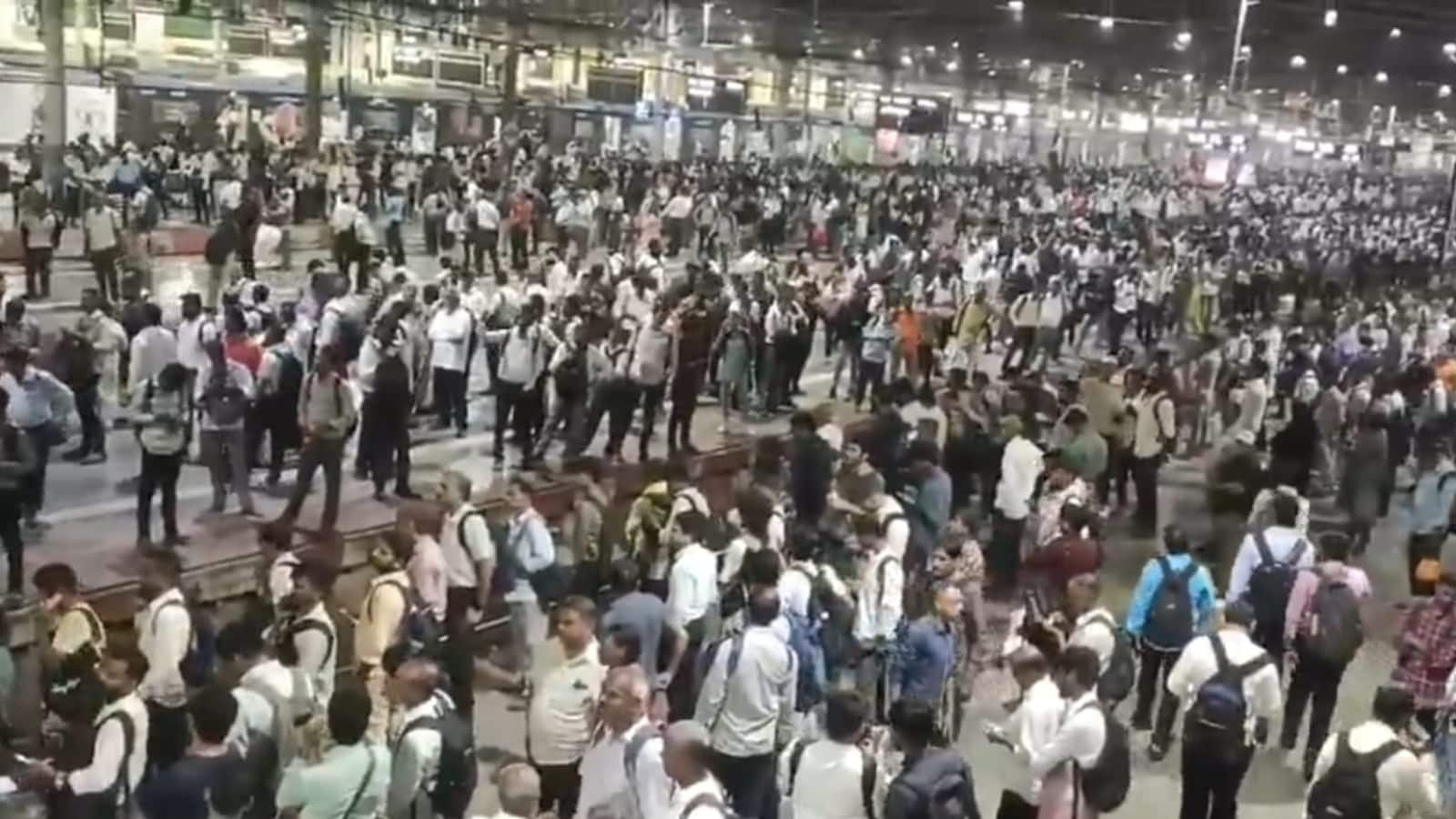 CSMT Turns Into Sea Of Commuters: Viral Video Captures Mumbai Railway Chaos After Signal Failure