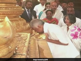 पत्नी के साथ वेकेंटेश्वर मंदिर पहुंचे श्रीलंका के प्रधानमंत्री, पारंपरिक पोशाक में आए नजर पत्नी के साथ वेकेंटेश्वर मंदिर पहुंचे श्रीलंका के प्रधानमंत्री, पारंपरिक पोशाक में आए नजर