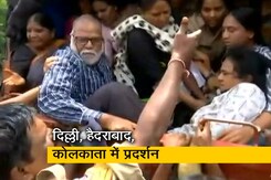 वाम विचारकों की गिरफ्तारी के विरोध में प्रदर्शन वाम विचारकों की गिरफ्तारी के विरोध में प्रदर्शन