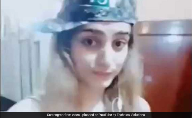 Pakistan में लड़की ने पाकिस्तानी झंडे के साथ गाया भारतीय गाना, मिली ऐसी सजा, देखें Viral Video