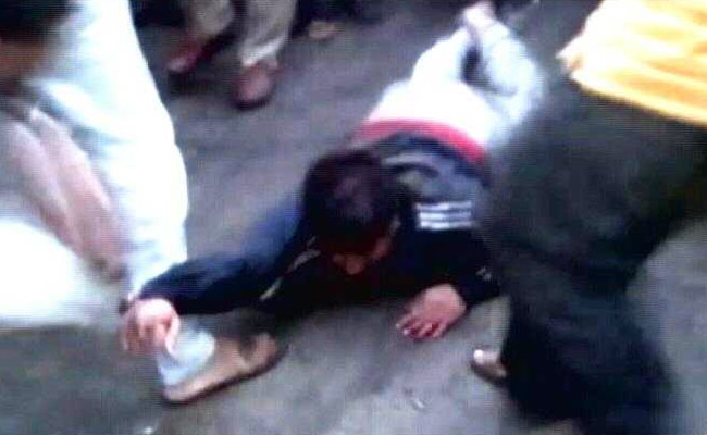 बीदर मॉब लिंचिंग का नया वीडियो आया सामने, इंजीनियर के हाथ में रस्सी बांध घसीट रहे हैं लोग