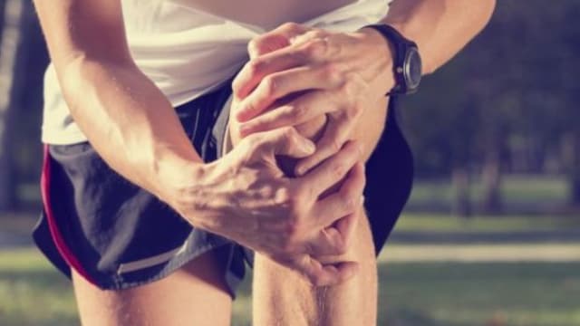 Foods to be avoided in case of gout include meat and refined carbs