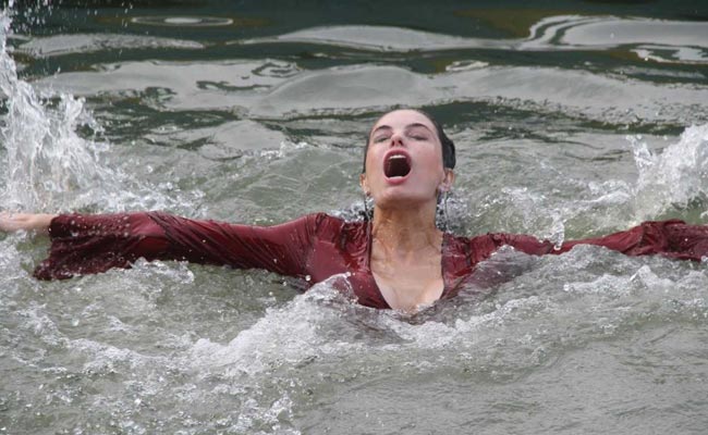 गंगा नदी में डूब रही थी ये एक्ट्रेस, बीच नदी तड़पती दिखी तो डायरेक्टर ने किया ये काम...देखें Photo