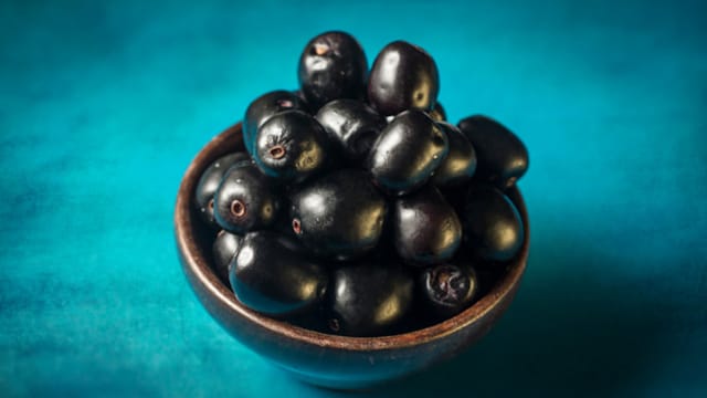 Jamuns benefits: Jamuns are low-calorie fruits that can help you weight loss and diabetes management