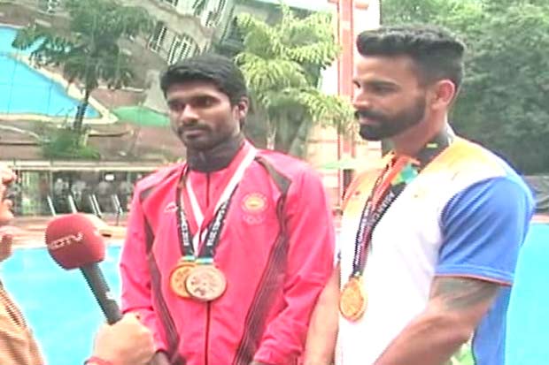 कैसे आएंगे मेडल : कहीं मिलते हैं 3 करोड़ और नौकरी, तो किसी राज्य में मात्र 10 लाख रुपये का इनाम