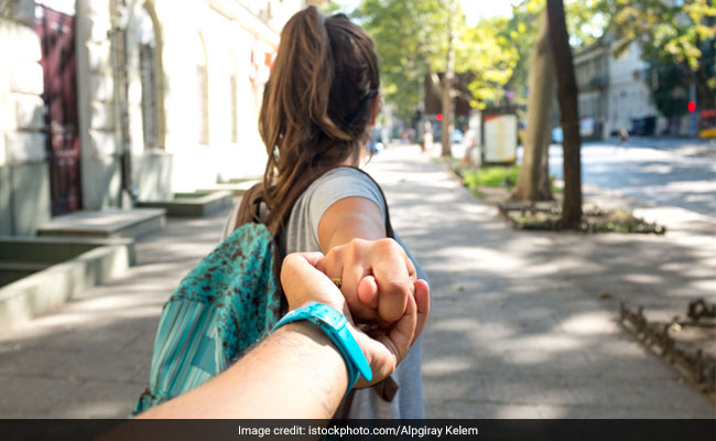3 Ways To Not Lead On A Person Who Is Into You