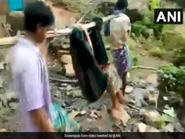 VIDEO: जब गर्भवती महिला को कंधे पर लाद 4 किलोमीटर ले जाना पड़ा, रास्ते में दिया बच्चे को जन्म VIDEO: जब गर्भवती महिला को कंधे पर लाद 4 किलोमीटर ले जाना पड़ा, रास्ते में दिया बच्चे को जन्म