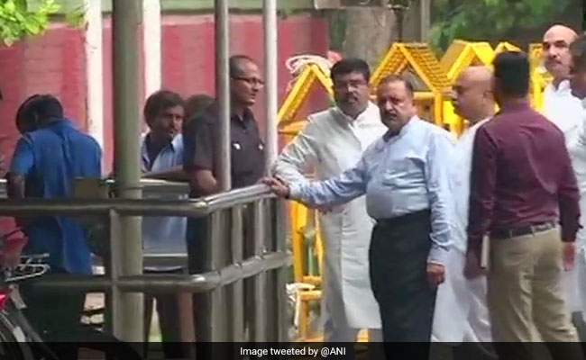 अटल बिहारी वाजपेयी के घर बढ़ने लगी नेताओं की भीड़...