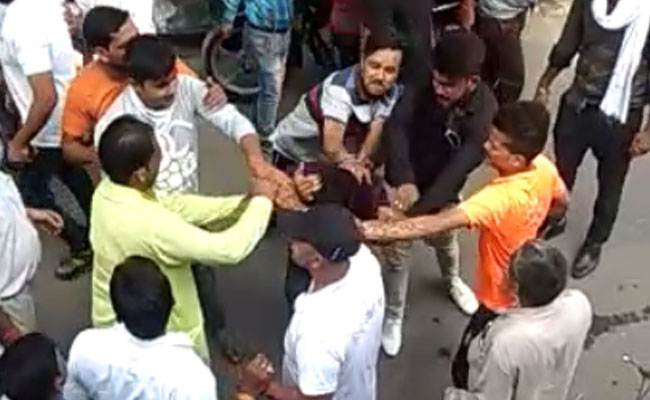 गाजियाबाद में दूसरे धर्म की लड़की से शादी करने कोर्ट पहुंचे युवक की पिटाई