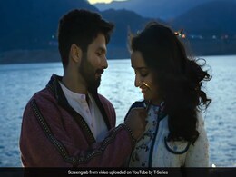 आतिफ असलम का नया धमाका: 'देखते देखते...' शाहिद कपूर से जुदा हुईं श्रद्धा कपूर; वीडियो वायरल आतिफ असलम का नया धमाका: 'देखते देखते...' शाहिद कपूर से जुदा हुईं श्रद्धा कपूर; वीडियो वायरल