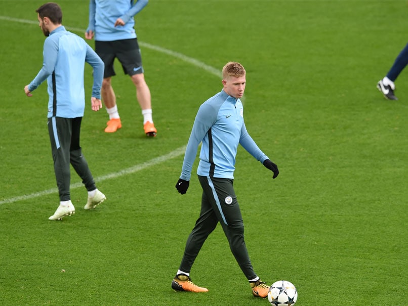 Manchester City Sweat On Kevin De Bruyne After Knee Injury Manchester City Sweat On Kevin De Bruyne After Knee Injury