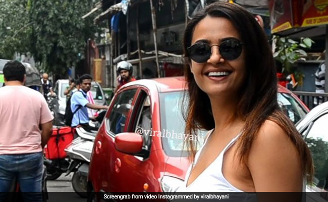 सड़क के किनारे खड़ी थीं हेट स्टोरी की एक्ट्रेस, कैमरामैन को देखकर बोलीं- 'ऐसे ही घूमते रहते हो...'