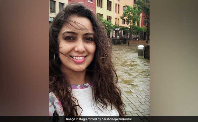 खूबसूरत वादियों में गा रही थीं पंजाबी सिंगर, दोस्तों ने किया तंग और फिर; देखें Video