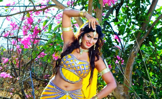 Video: भोजपुरी नागिन डांस से इंटरनेट पर आया तूफान, पूनम दुबे ने यूं गिराई बिजलियां