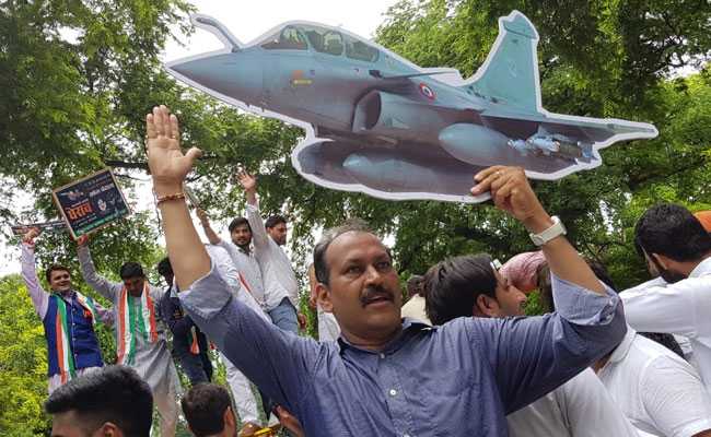 राफेल विमान सौदे में कथित घोटाले को लेकर युवा कांग्रेस ने किया प्रदर्शन