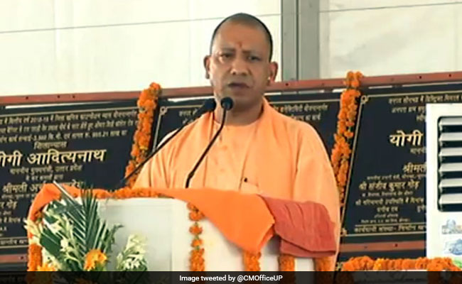 जब बंदरों से परेशान मथुरावासियों ने की मुख्यमंत्री से शिकायत, तो CM योगी बोले- हनुमान चालीसा का पाठ करें