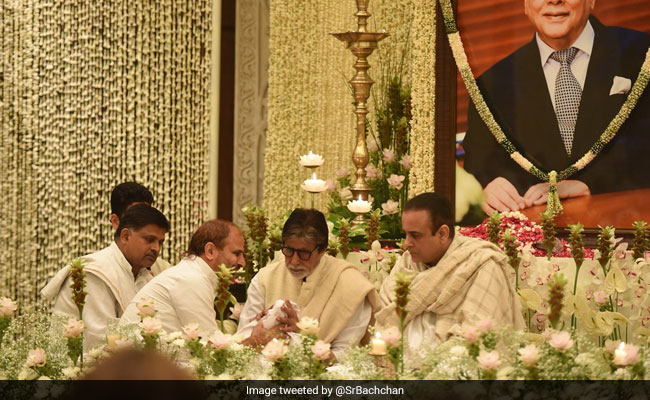 Amitabh Bachchan, Rishi Kapoor, Karisma Kapoor At Rajan Nanda's Prayer Meet. See Pics